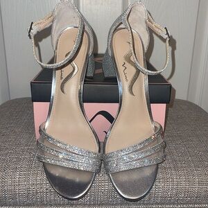 EUC IN BOX WOMENS SILVER METALLIC TEXTURED BLOCK-HEEL SANDAL size 8